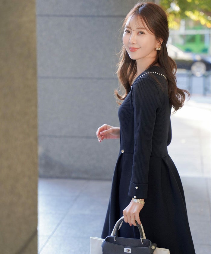 レディース/ワンピース/ニットワンピース/ニット/襟/パール/トリム/長袖/ロング/ミモレ/フレアシルエット/タック/前あき/ピンクベージュ/ブルーグレー/ネイビー/上品/エレガント/フェミニン/大人/新色/チャコール/ベージュ/エクリュ