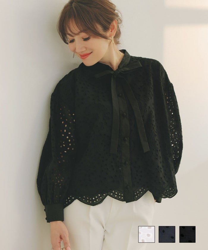 手洗い可 体型カバー オフィス 裾カット くるみ釦 おしゃれ フェミニン 上品 大人可愛い きれいめ 春 白 黒 ジョイントスペース ボウタイ コットンレース ブラウス Liala×PG