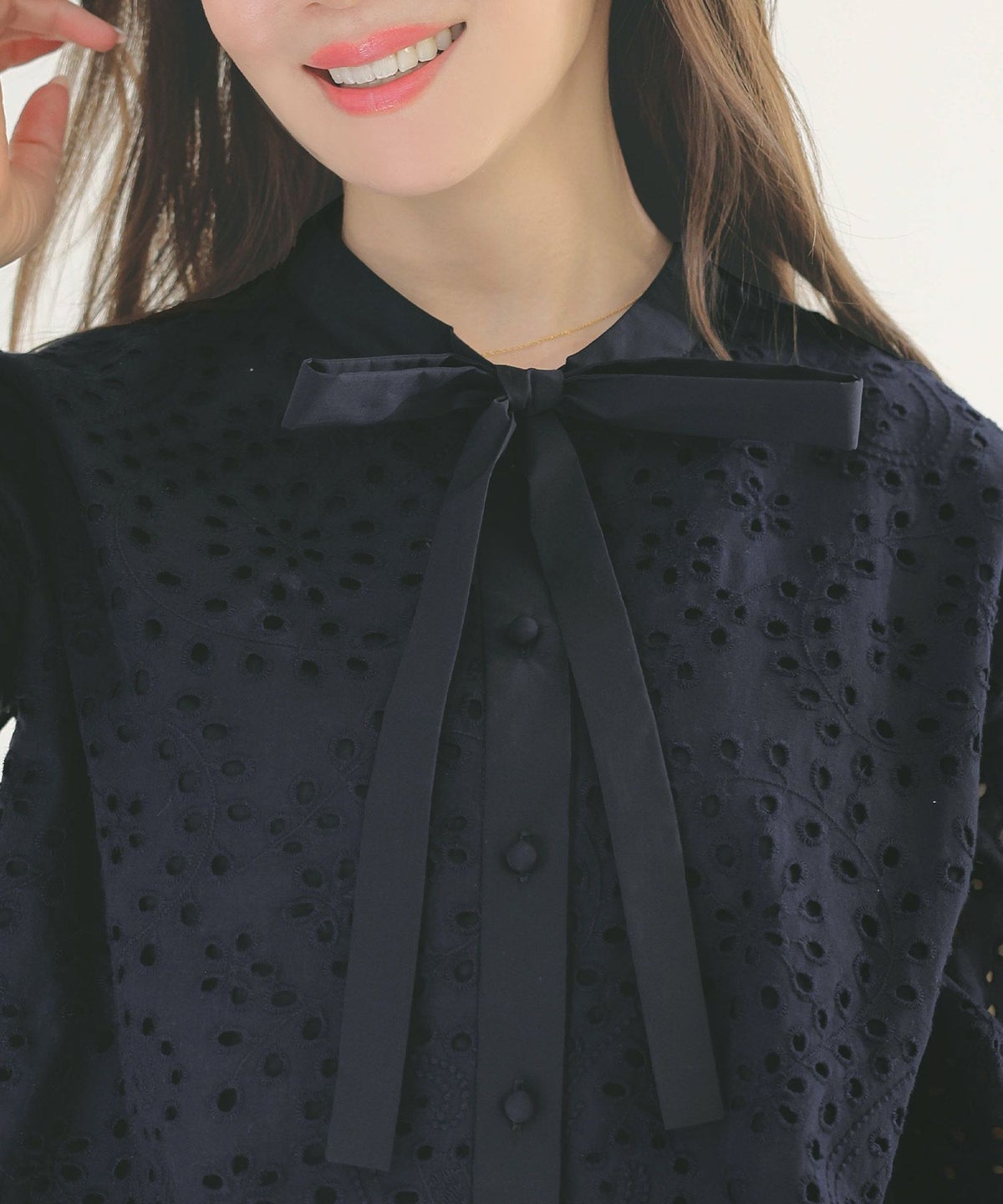 手洗い可体型カバーオフィス裾カットくるみ釦おしゃれフェミニン上品大人可愛いきれいめ春白黒ジョイントスペース