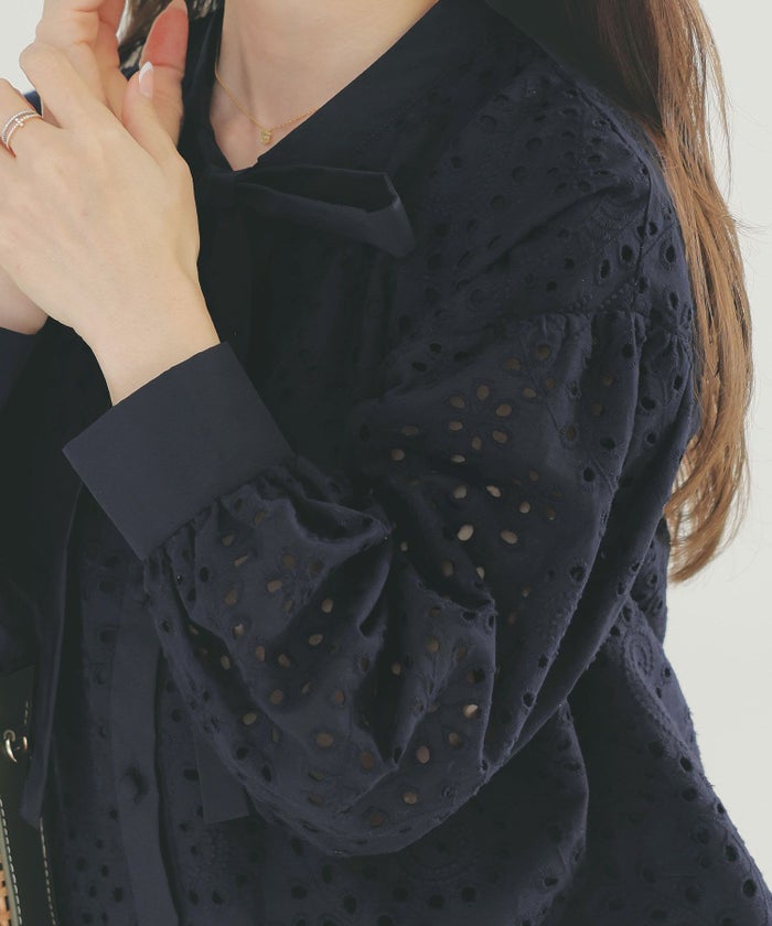 手洗い可体型カバーオフィス裾カットくるみ釦おしゃれフェミニン上品大人可愛いきれいめ春白黒ジョイントスペース