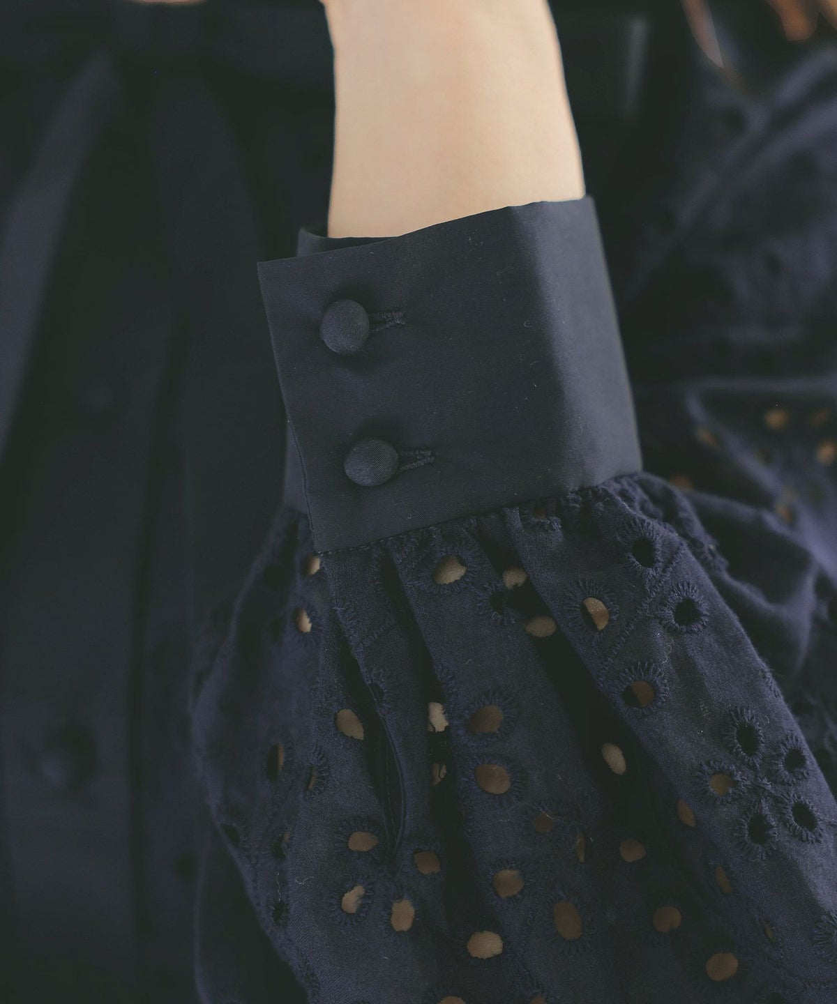 手洗い可体型カバーオフィス裾カットくるみ釦おしゃれフェミニン上品大人可愛いきれいめ春白黒ジョイントスペース