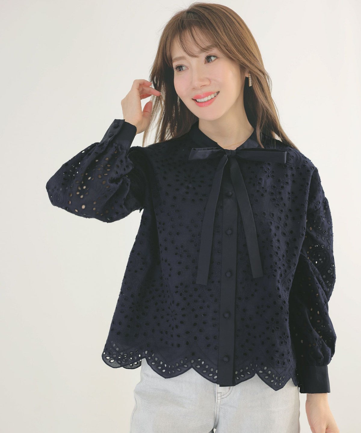 手洗い可体型カバーオフィス裾カットくるみ釦おしゃれフェミニン上品大人可愛いきれいめ春白黒ジョイントスペース