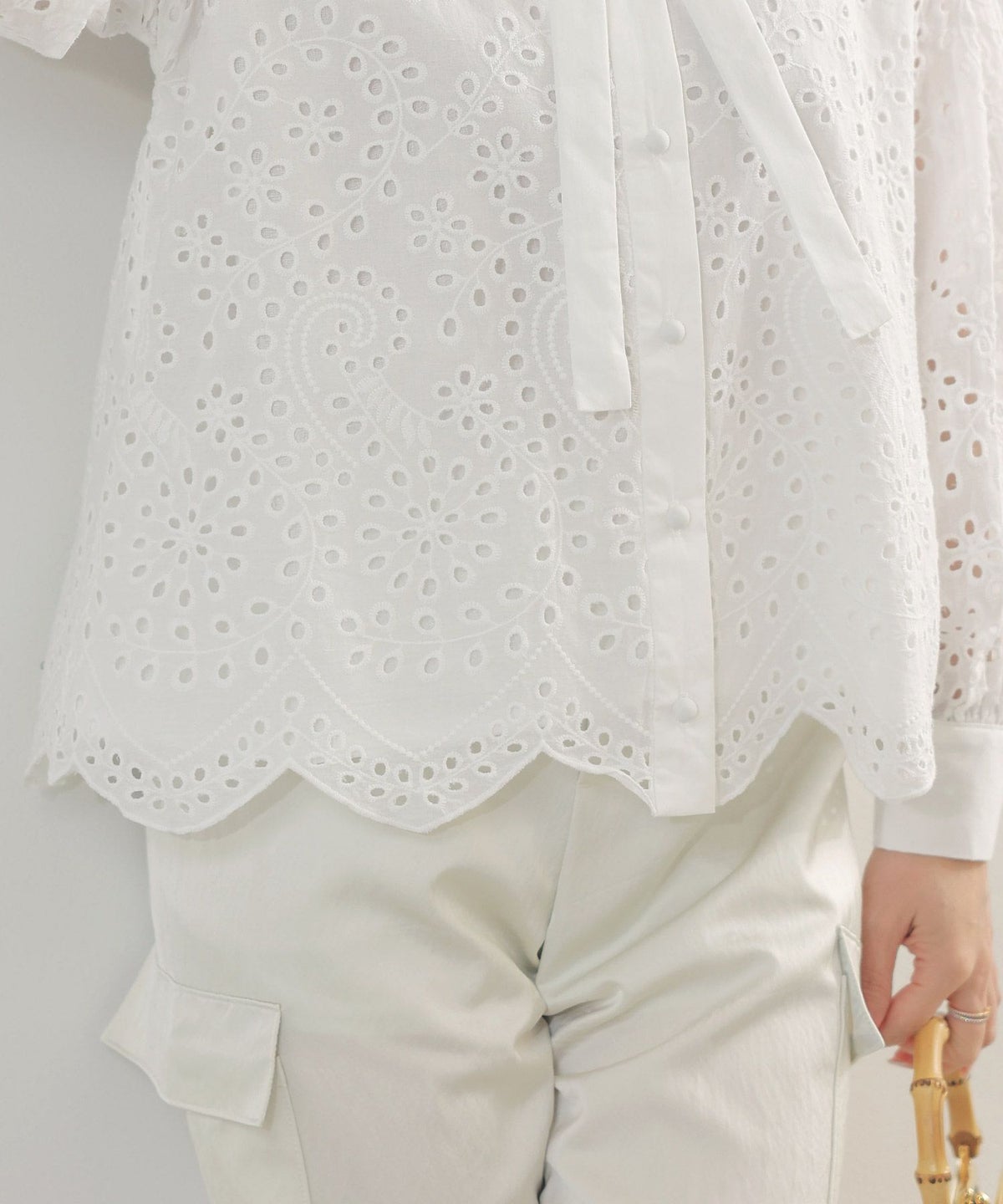 手洗い可体型カバーオフィス裾カットくるみ釦おしゃれフェミニン上品大人可愛いきれいめ春白黒ジョイントスペース