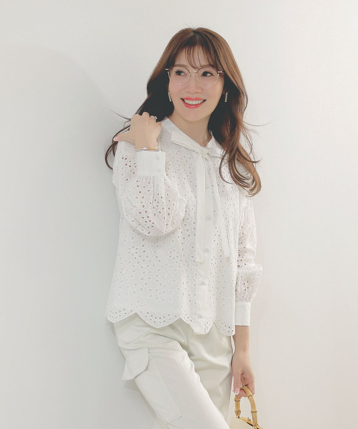 手洗い可体型カバーオフィス裾カットくるみ釦おしゃれフェミニン上品大人可愛いきれいめ春白黒ジョイントスペース