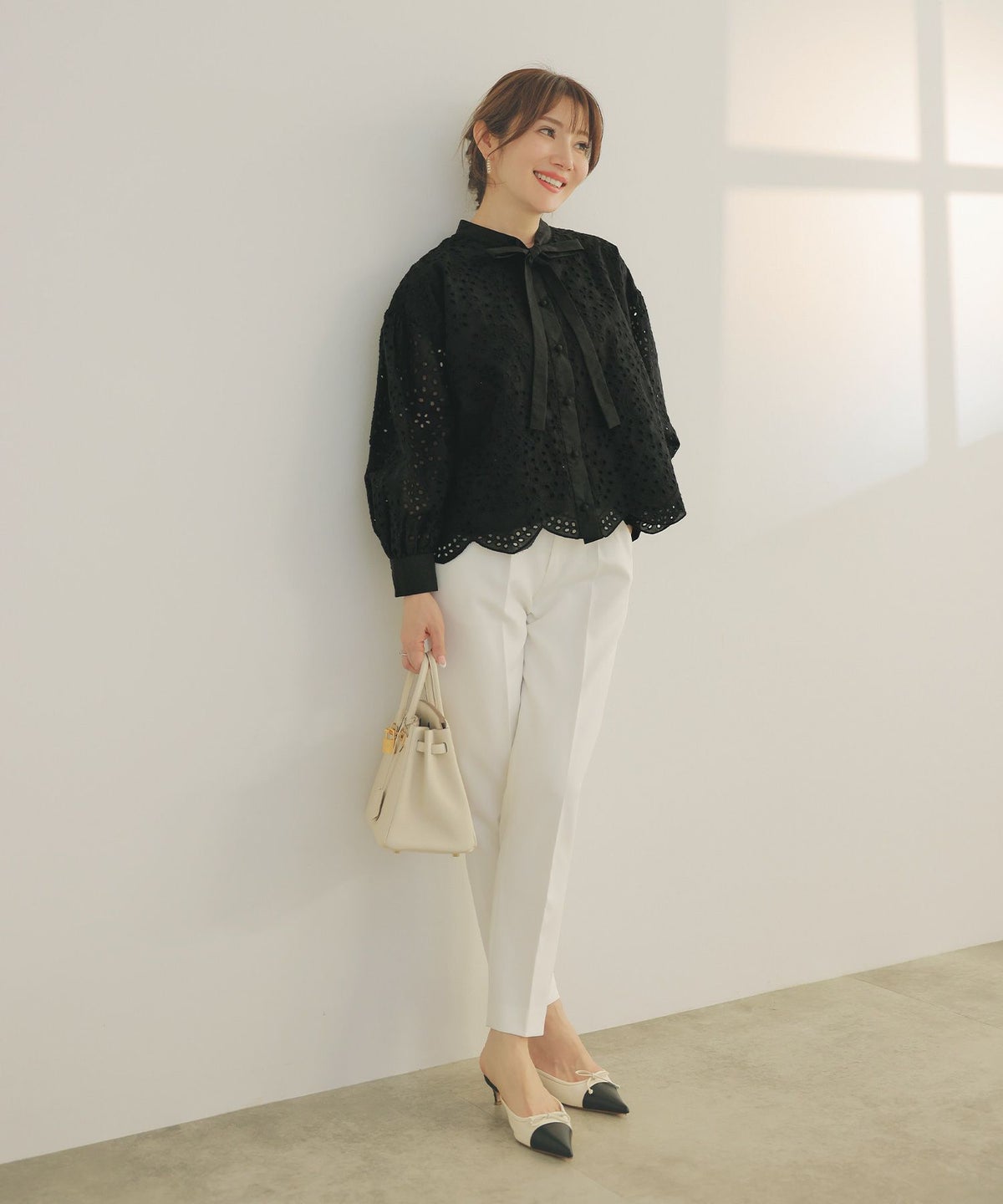 手洗い可体型カバーオフィス裾カットくるみ釦おしゃれフェミニン上品大人可愛いきれいめ春白黒ジョイントスペース