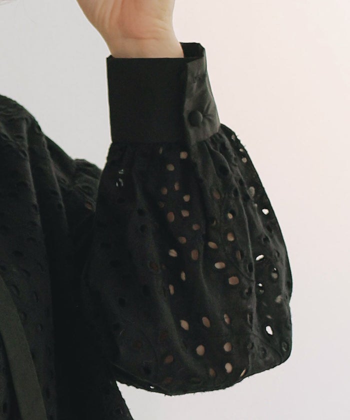 手洗い可体型カバーオフィス裾カットくるみ釦おしゃれフェミニン上品大人可愛いきれいめ春白黒ジョイントスペース