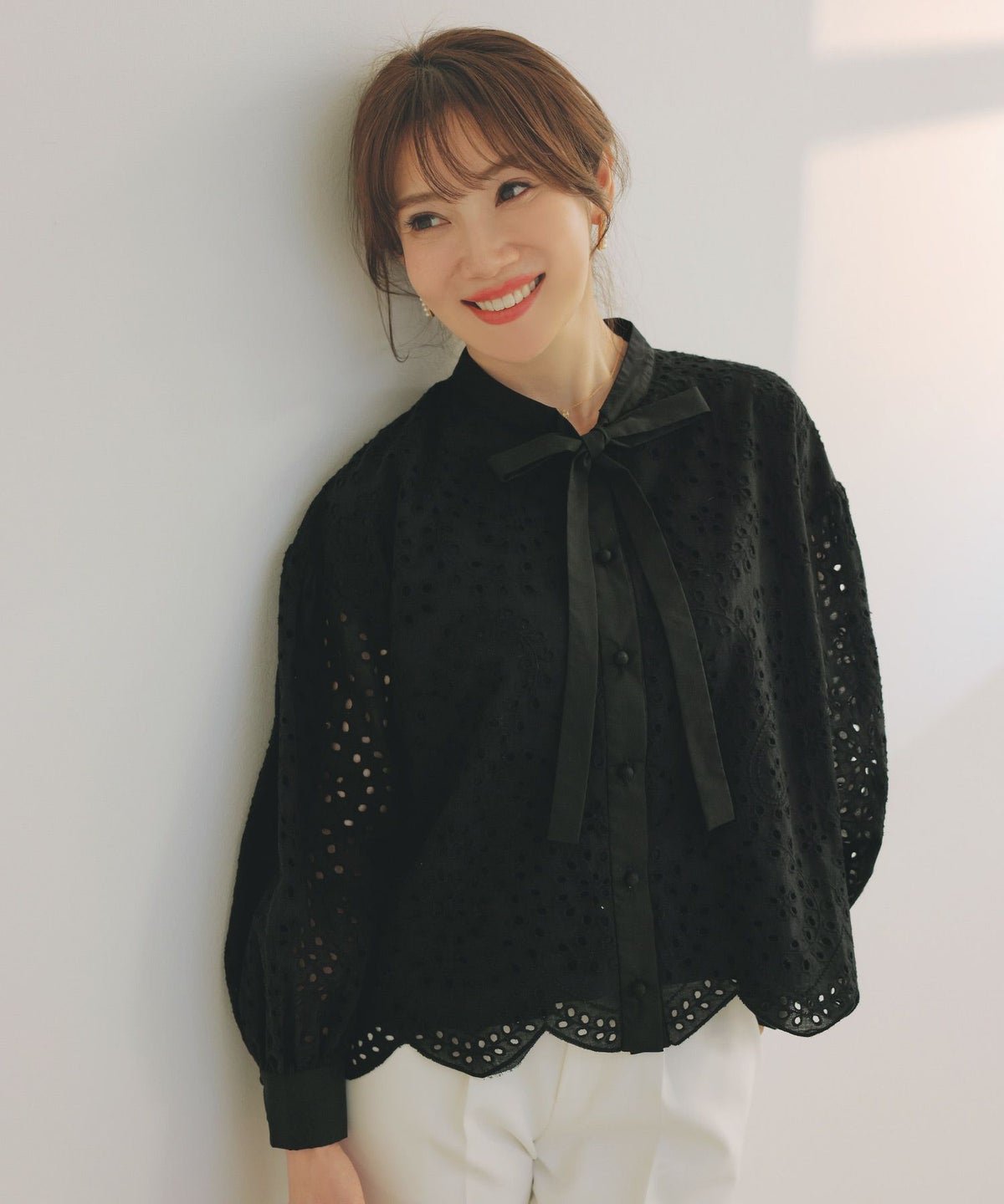 手洗い可体型カバーオフィス裾カットくるみ釦おしゃれフェミニン上品大人可愛いきれいめ春白黒ジョイントスペース