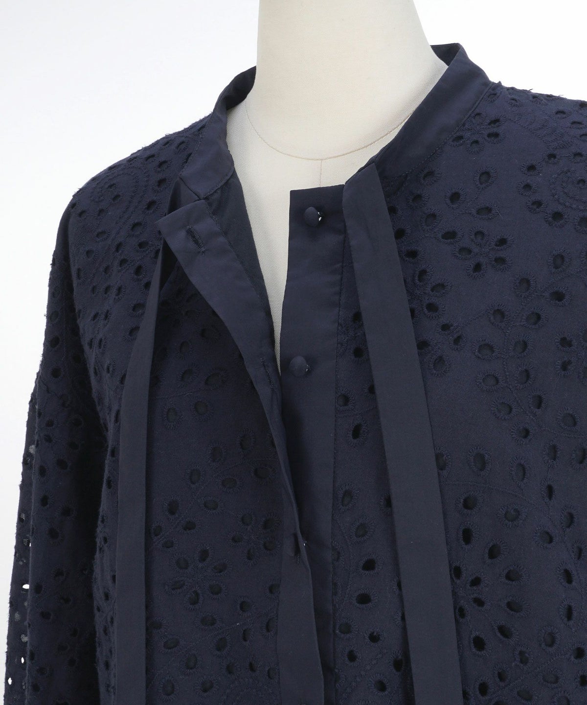 手洗い可体型カバーオフィス裾カットくるみ釦おしゃれフェミニン上品大人可愛いきれいめ春白黒ジョイントスペース