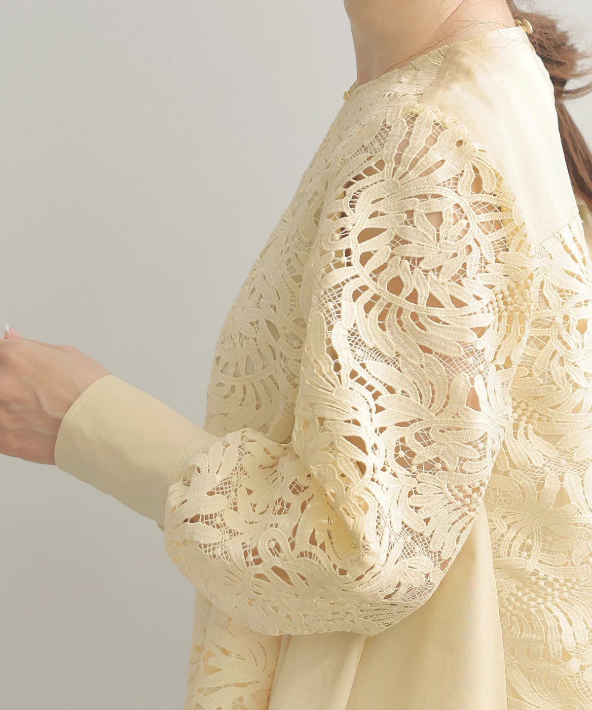 新色追加 手洗い可 オフィス おしゃれ フェミニン 透け感 涙開き カフス 上品 きれいめ 長袖 白 ジョイントスペース