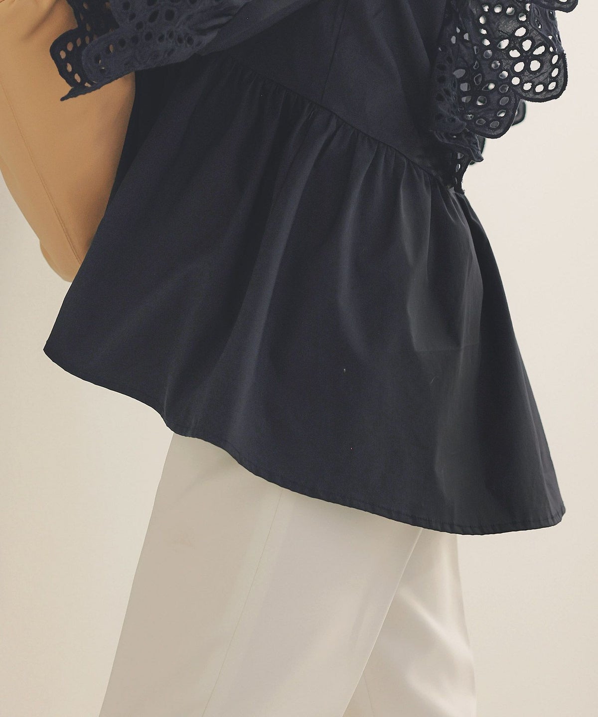 手洗い可体型カバーイレヘムフリルおしゃれフェミニン上品大人可愛いきれいめ春白ジョイントスペース