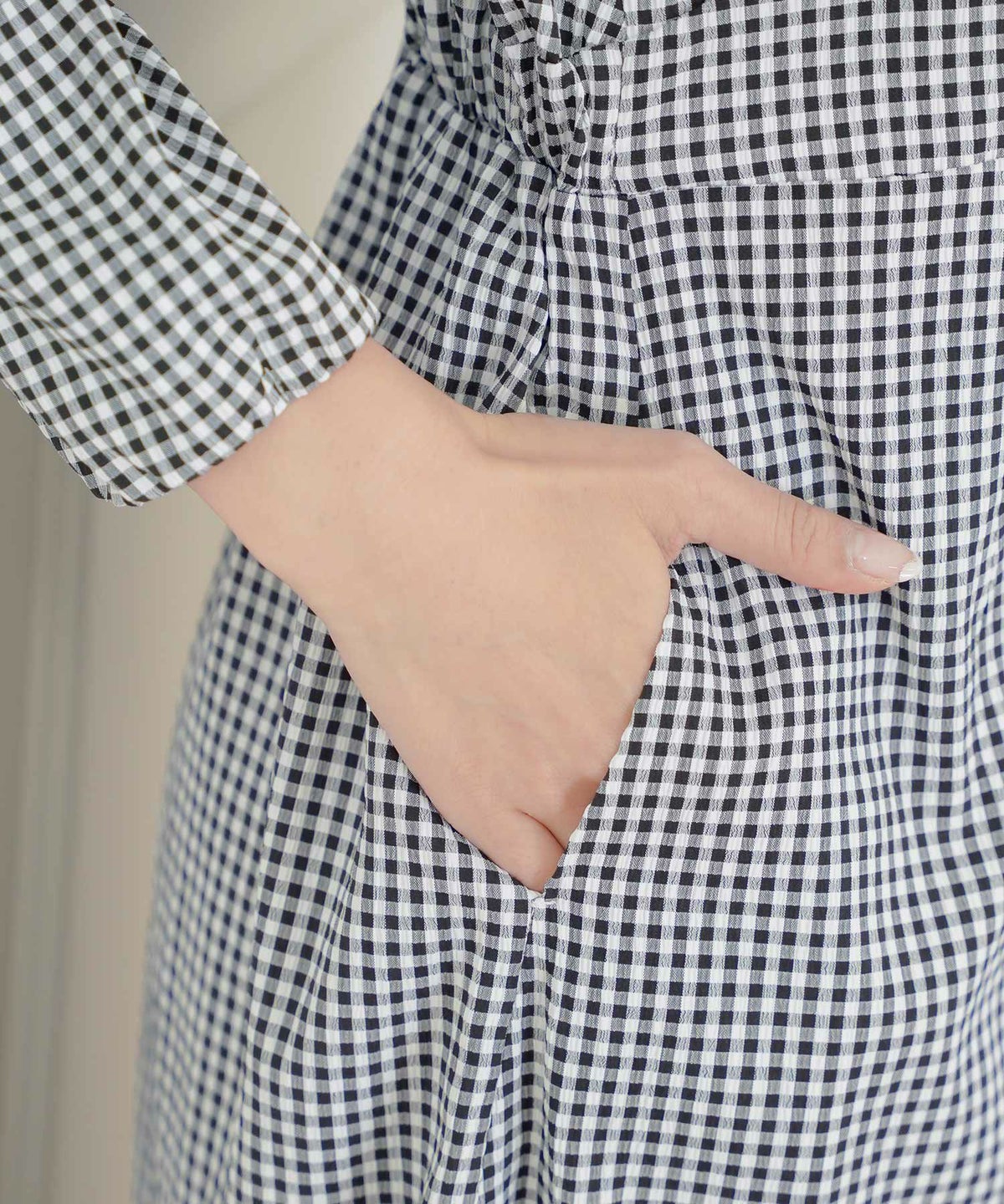 レディース/ワンピース/Vネック/前あき/くるみ釦/肩リボン/リボン/ビックリボン/レイヤード/ハイウエスト/春/秋/ドット/ハート/フロッキー/ギンガム/ギンガムチェック/ブラック/バイカラー/異素材/配色/フェミニン/上品/エレガント/大人/可愛い/かわいい/推し活/コーデ