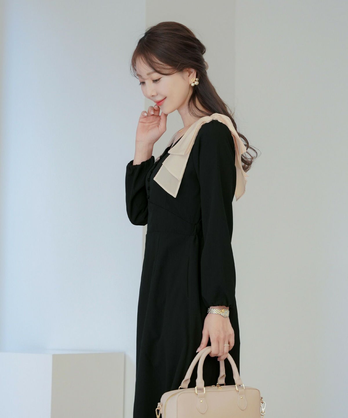 レディース/ワンピース/Vネック/前あき/くるみ釦/肩リボン/リボン/ビックリボン/レイヤード/ハイウエスト/春/秋/ドット/ハート/フロッキー/ギンガム/ギンガムチェック/ブラック/バイカラー/異素材/配色/フェミニン/上品/エレガント/大人/可愛い/かわいい/推し活/コーデ