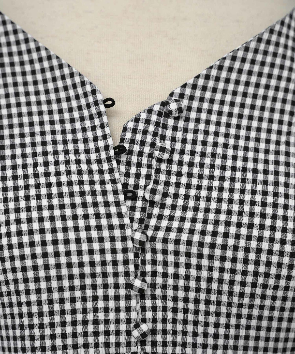 レディース/ワンピース/Vネック/前あき/くるみ釦/肩リボン/リボン/ビックリボン/レイヤード/ハイウエスト/春/秋/ドット/ハート/フロッキー/ギンガム/ギンガムチェック/ブラック/バイカラー/異素材/配色/フェミニン/上品/エレガント/大人/可愛い/かわいい/推し活/コーデ