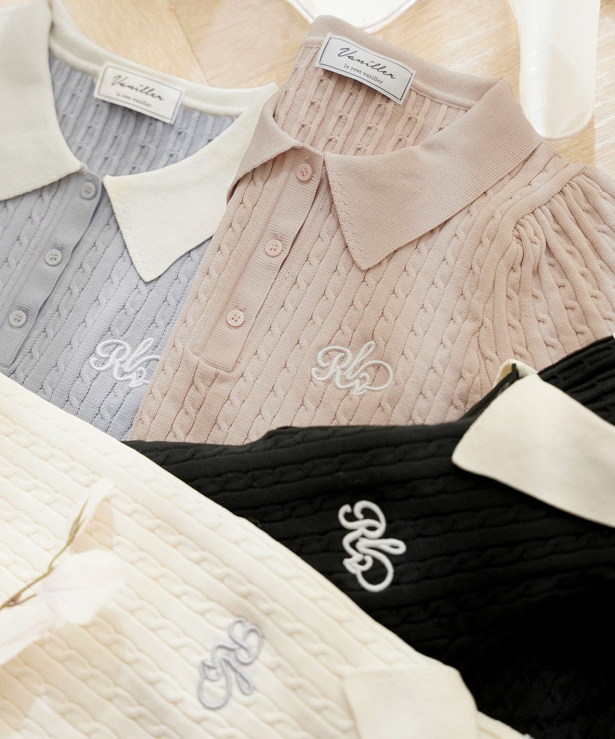 レディース/ニット/トップス/ポロニット/ポロシャツ/襟/配色/バイカラー/刺繍/半袖/パフスリーブ/アイボリー/ピンクベージュ/ブルーグレー/ブラック/春/夏/上品/エレガント/フェミニン/可愛い/大人