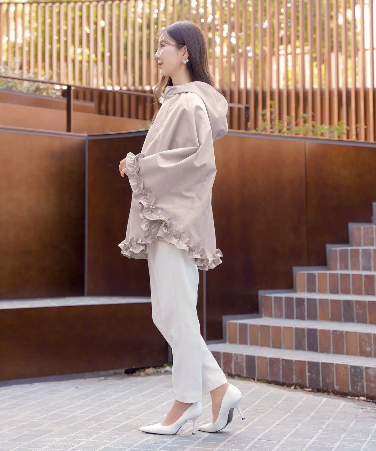 レディース/コート/ライトアウター/撥水/防風/透湿/軽量/コンパクト/畳む/おしゃれ/ポンチョ/レインコート/フリル/ポケット/フード/抱っこ/ベビー/ピンク/ブルーグレー/ネイビー/雨/台風/カッパ