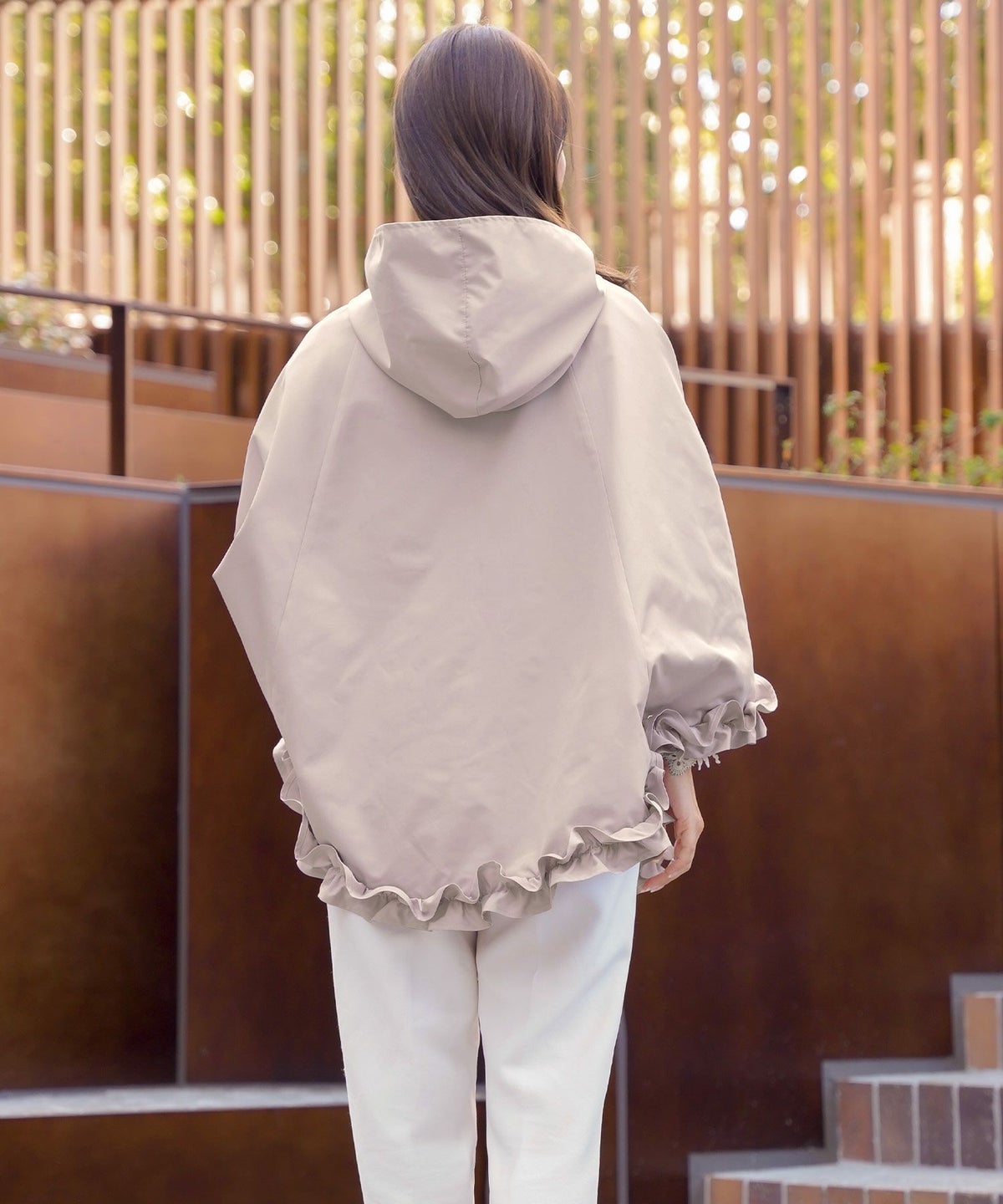 レディース/コート/ライトアウター/撥水/防風/透湿/軽量/コンパクト/畳む/おしゃれ/ポンチョ/レインコート/フリル/ポケット/フード/抱っこ/ベビー/ピンク/ブルーグレー/ネイビー/雨/台風/カッパ