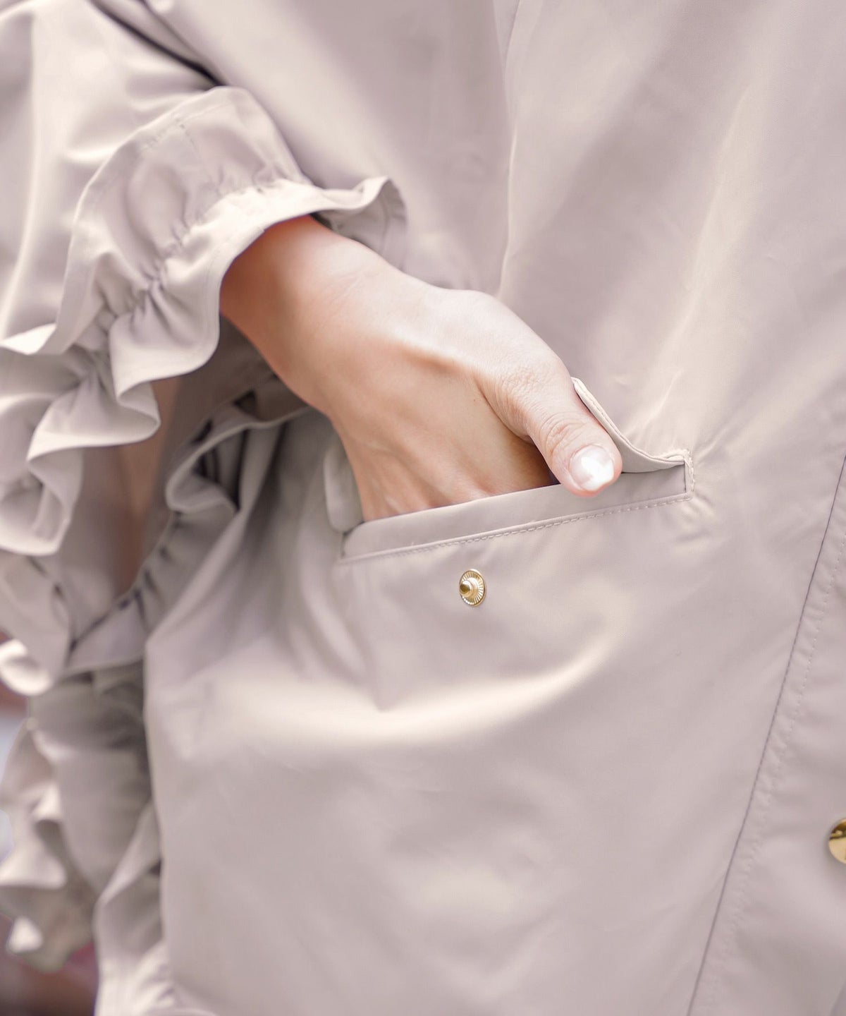 レディース/コート/ライトアウター/撥水/防風/透湿/軽量/コンパクト/畳む/おしゃれ/ポンチョ/レインコート/フリル/ポケット/フード/抱っこ/ベビー/ピンク/ブルーグレー/ネイビー/雨/台風/カッパ