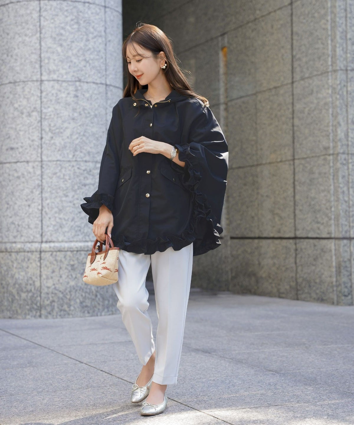 レディース/コート/ライトアウター/撥水/防風/透湿/軽量/コンパクト/畳む/おしゃれ/ポンチョ/レインコート/フリル/ポケット/フード/抱っこ/ベビー/ピンク/ブルーグレー/ネイビー/雨/台風/カッパ