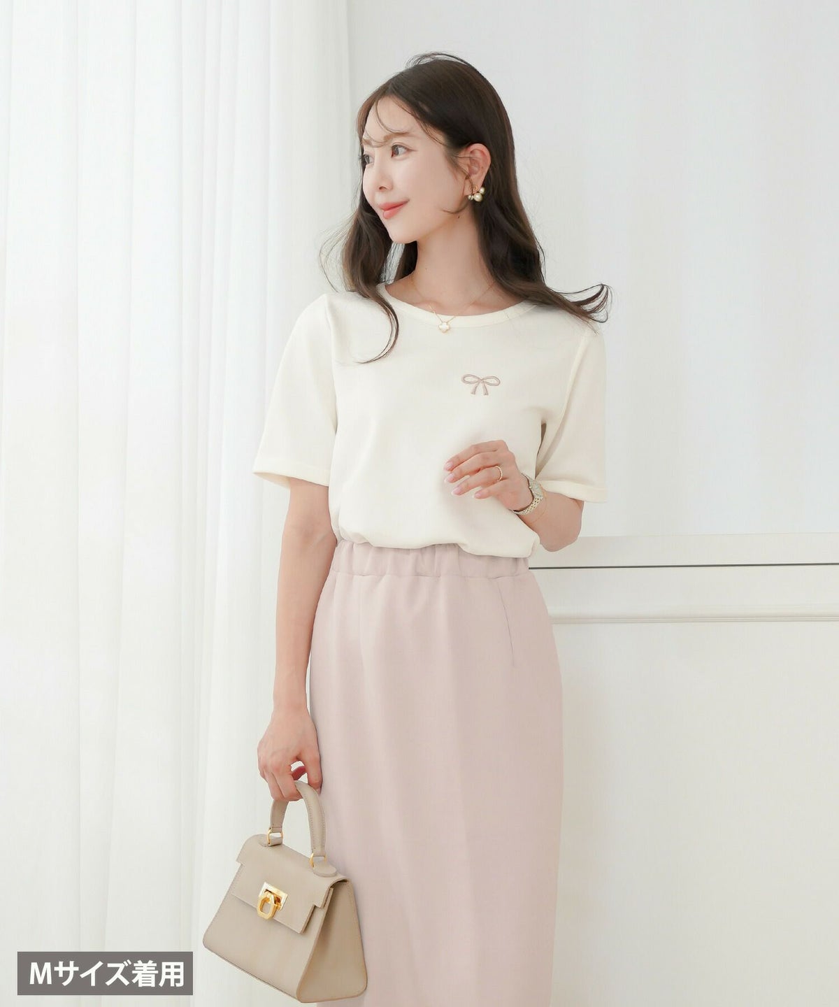 レディース/Tシャツ/トップス/夏/春/半袖/クロップド丈/ショート丈/コンパクト丈/ミディアム/普通/S/M/サイズ展開/丈違い/短め/クルーネック/キラキラ/ホットフィックス/ロゴ/トレンド/カジュアル/オフィスカジュアル/エレガント/フェミニン/上品/シンプル/