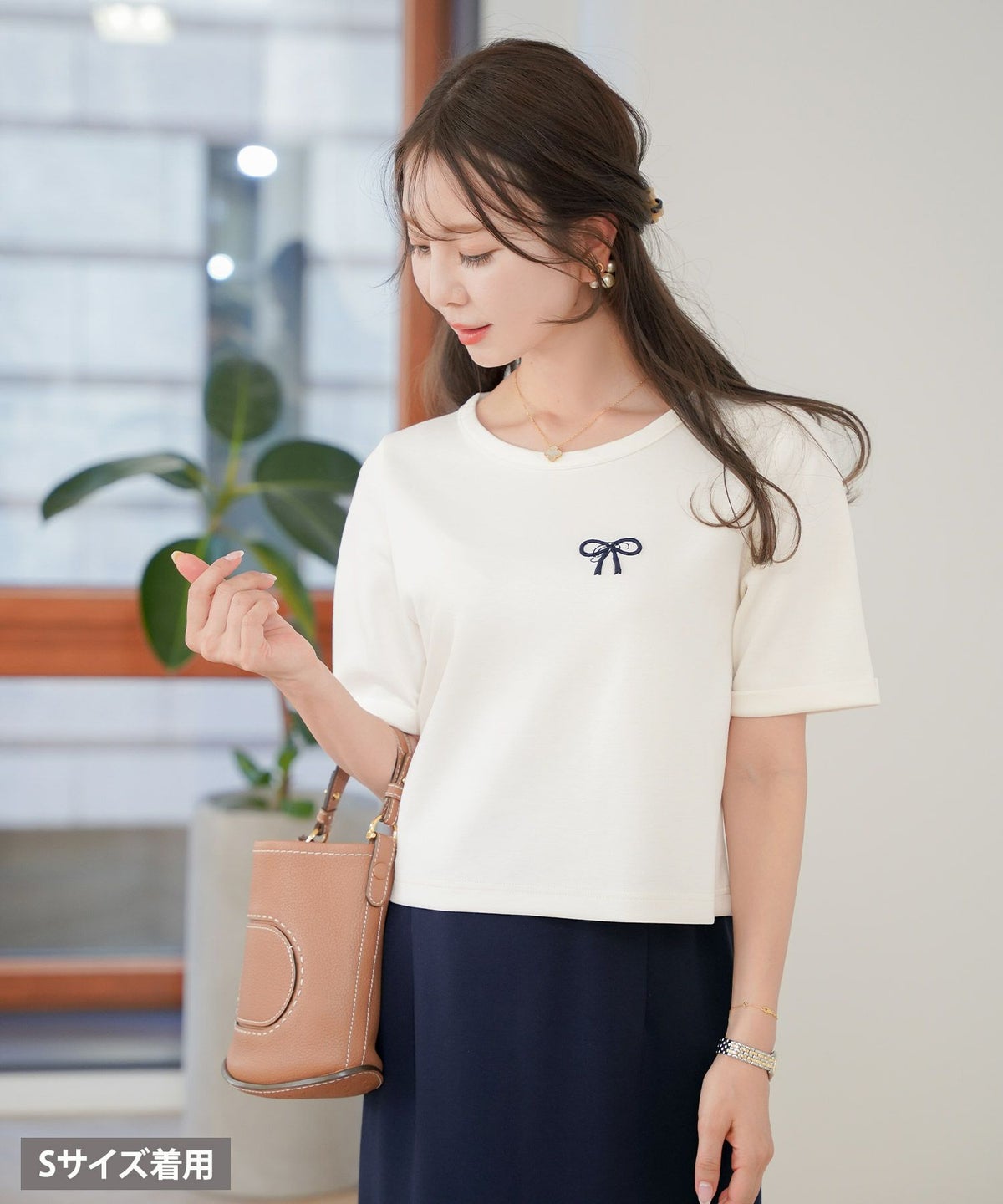 レディース/Tシャツ/トップス/夏/春/半袖/クロップド丈/ショート丈/コンパクト丈/ミディアム/普通/S/M/サイズ展開/丈違い/短め/クルーネック/キラキラ/ホットフィックス/ロゴ/トレンド/カジュアル/オフィスカジュアル/エレガント/フェミニン/上品/シンプル/