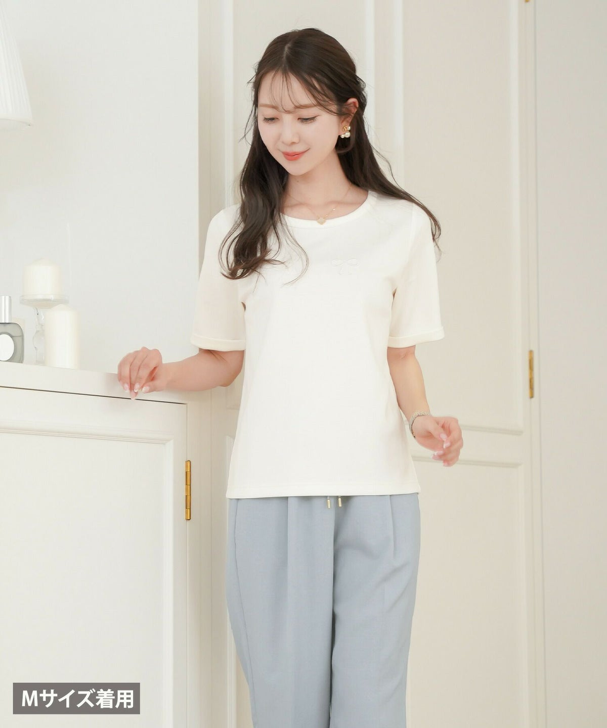 レディース/Tシャツ/トップス/夏/春/半袖/クロップド丈/ショート丈/コンパクト丈/ミディアム/普通/S/M/サイズ展開/丈違い/短め/クルーネック/キラキラ/ホットフィックス/ロゴ/トレンド/カジュアル/オフィスカジュアル/エレガント/フェミニン/上品/シンプル/