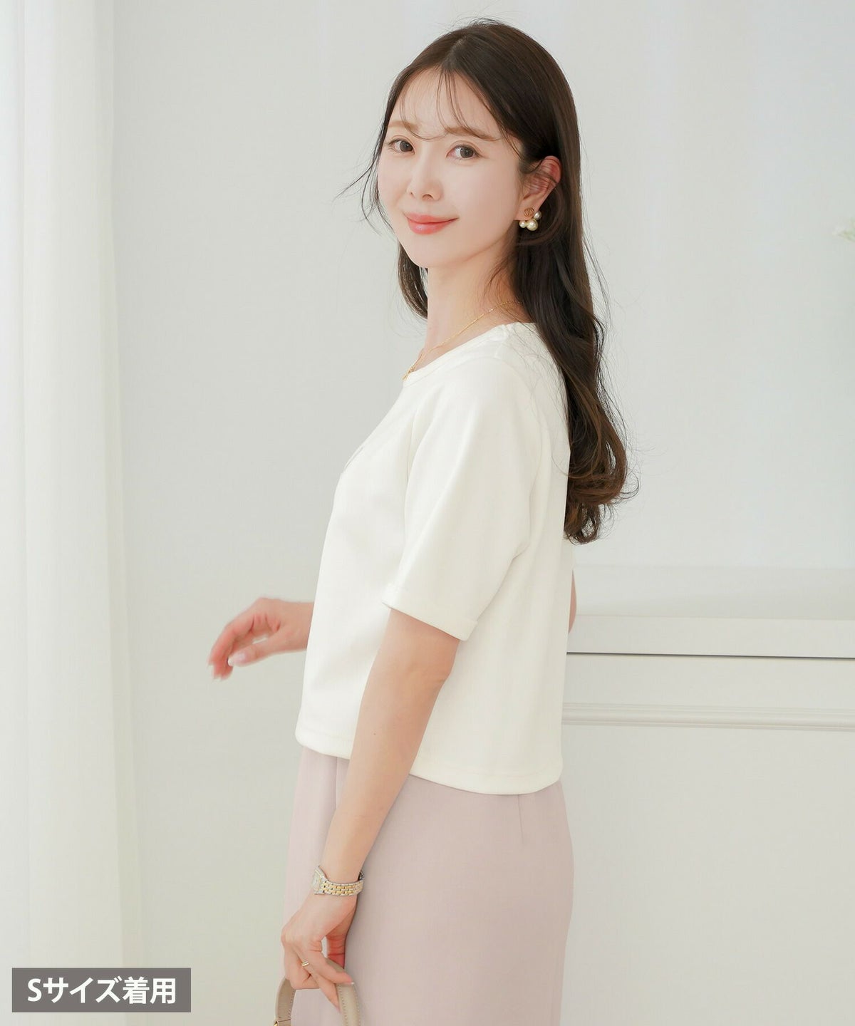 レディース/Tシャツ/トップス/夏/春/半袖/クロップド丈/ショート丈/コンパクト丈/ミディアム/普通/S/M/サイズ展開/丈違い/短め/クルーネック/キラキラ/ホットフィックス/ロゴ/トレンド/カジュアル/オフィスカジュアル/エレガント/フェミニン/上品/シンプル/