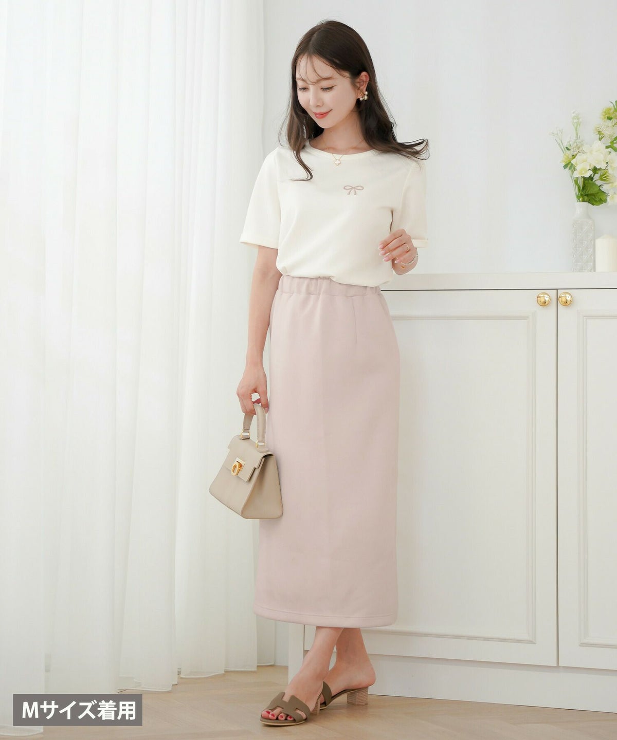 レディース/Tシャツ/トップス/夏/春/半袖/クロップド丈/ショート丈/コンパクト丈/ミディアム/普通/S/M/サイズ展開/丈違い/短め/クルーネック/キラキラ/ホットフィックス/ロゴ/トレンド/カジュアル/オフィスカジュアル/エレガント/フェミニン/上品/シンプル/