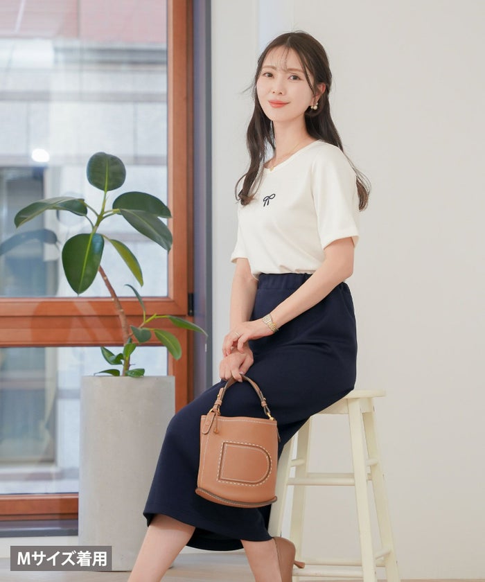 レディース/Tシャツ/トップス/夏/春/半袖/クロップド丈/ショート丈/コンパクト丈/ミディアム/普通/S/M/サイズ展開/丈違い/短め/クルーネック/キラキラ/ホットフィックス/ロゴ/トレンド/カジュアル/オフィスカジュアル/エレガント/フェミニン/上品/シンプル/