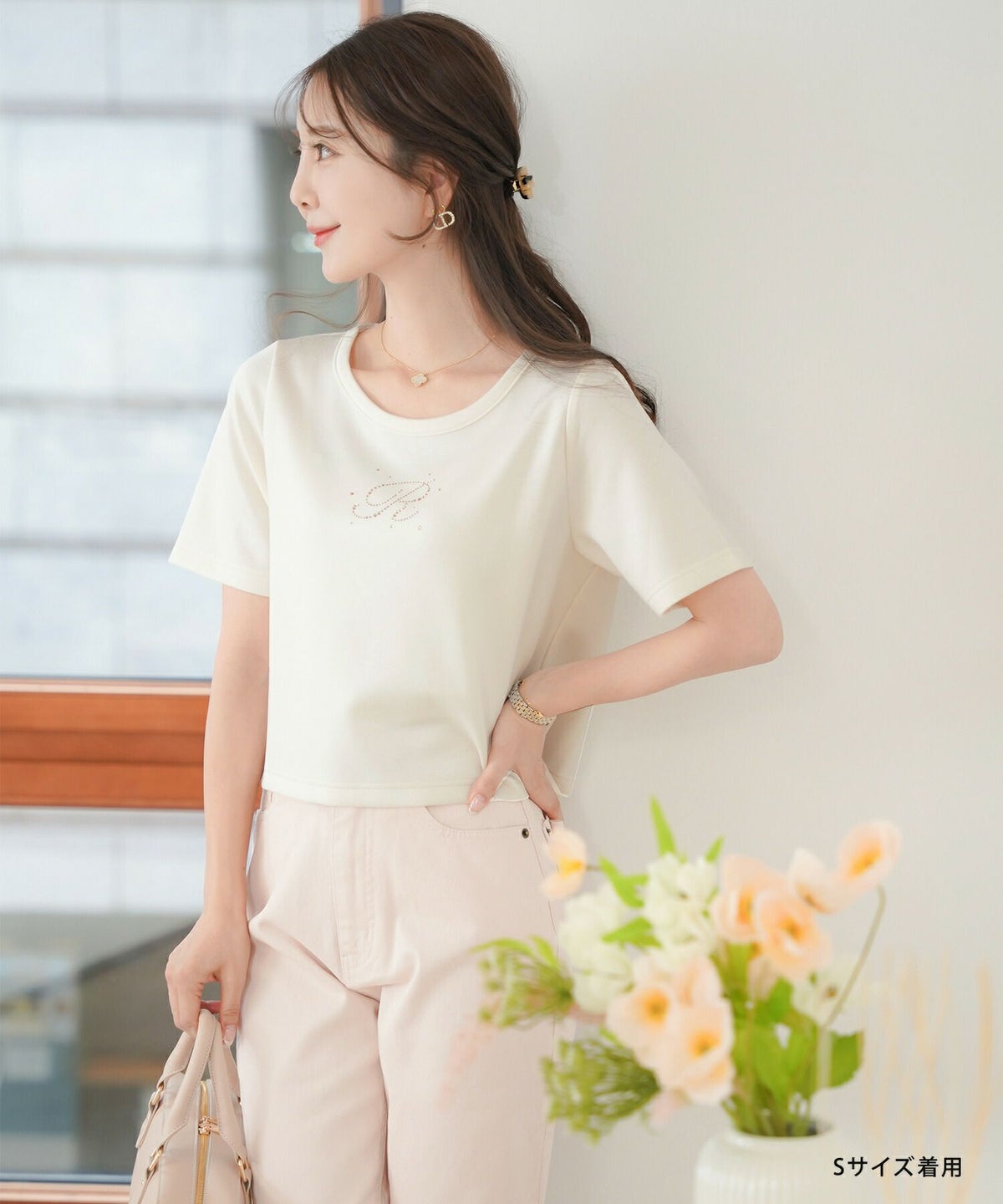 レディース/Tシャツ/トップス/夏/春/半袖/クロップド丈/ショート丈/コンパクト丈/ミディアム/普通/S/M/サイズ展開/丈違い/短め/クルーネック/キラキラ/ホットフィックス/ロゴ/トレンド/カジュアル/オフィスカジュアル/エレガント/フェミニン/上品/シンプル