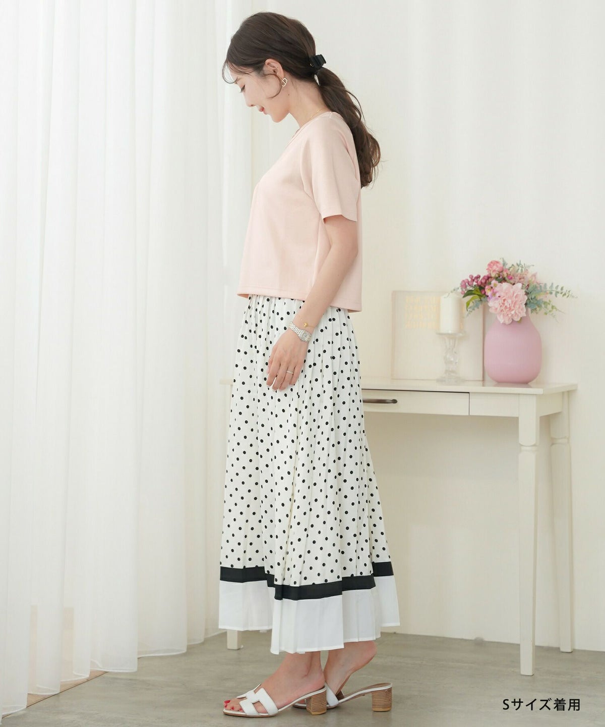 レディース/Tシャツ/トップス/夏/春/半袖/クロップド丈/ショート丈/コンパクト丈/ミディアム/普通/S/M/サイズ展開/丈違い/短め/クルーネック/キラキラ/ホットフィックス/ロゴ/トレンド/カジュアル/オフィスカジュアル/エレガント/フェミニン/上品/シンプル