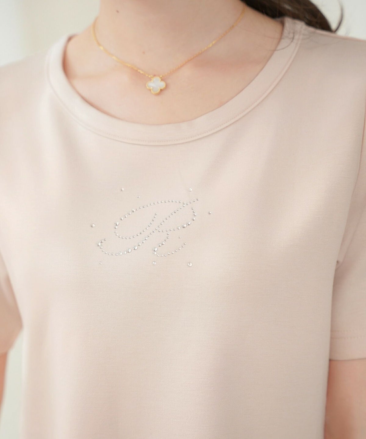 レディース/Tシャツ/トップス/夏/春/半袖/クロップド丈/ショート丈/コンパクト丈/ミディアム/普通/S/M/サイズ展開/丈違い/短め/クルーネック/キラキラ/ホットフィックス/ロゴ/トレンド/カジュアル/オフィスカジュアル/エレガント/フェミニン/上品/シンプル