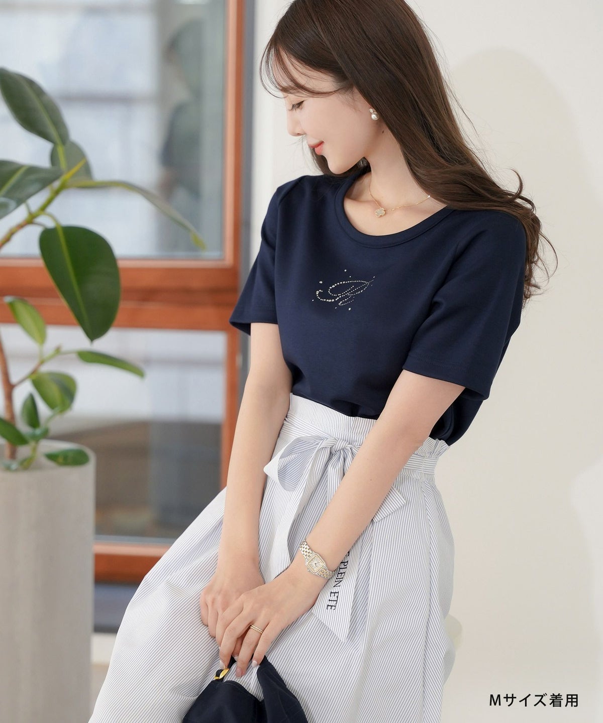 レディース/Tシャツ/トップス/夏/春/半袖/クロップド丈/ショート丈/コンパクト丈/ミディアム/普通/S/M/サイズ展開/丈違い/短め/クルーネック/キラキラ/ホットフィックス/ロゴ/トレンド/カジュアル/オフィスカジュアル/エレガント/フェミニン/上品/シンプル