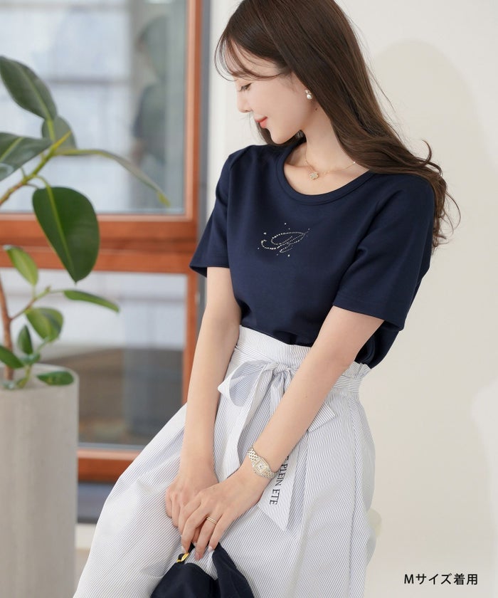 レディース/Tシャツ/トップス/夏/春/半袖/クロップド丈/ショート丈/コンパクト丈/ミディアム/普通/S/M/サイズ展開/丈違い/短め/クルーネック/キラキラ/ホットフィックス/ロゴ/トレンド/カジュアル/オフィスカジュアル/エレガント/フェミニン/上品/シンプル