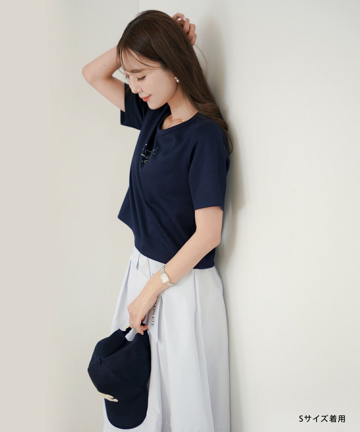 レディース/Tシャツ/トップス/夏/春/半袖/クロップド丈/ショート丈/コンパクト丈/ミディアム/普通/S/M/サイズ展開/丈違い/短め/クルーネック/キラキラ/ホットフィックス/ロゴ/トレンド/カジュアル/オフィスカジュアル/エレガント/フェミニン/上品/シンプル