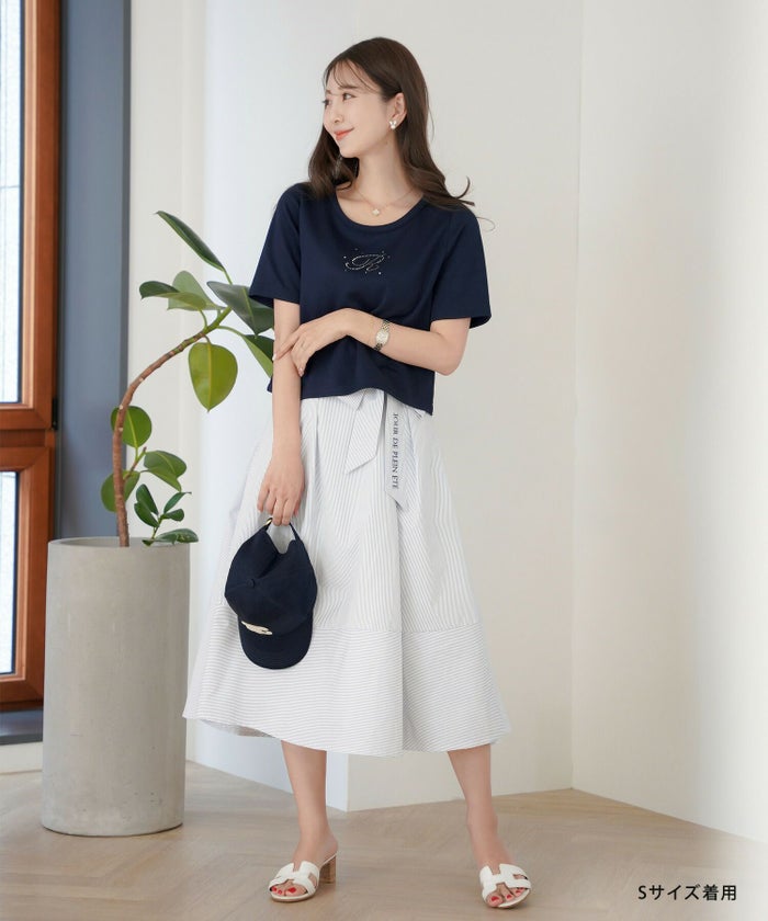 レディース/Tシャツ/トップス/夏/春/半袖/クロップド丈/ショート丈/コンパクト丈/ミディアム/普通/S/M/サイズ展開/丈違い/短め/クルーネック/キラキラ/ホットフィックス/ロゴ/トレンド/カジュアル/オフィスカジュアル/エレガント/フェミニン/上品/シンプル