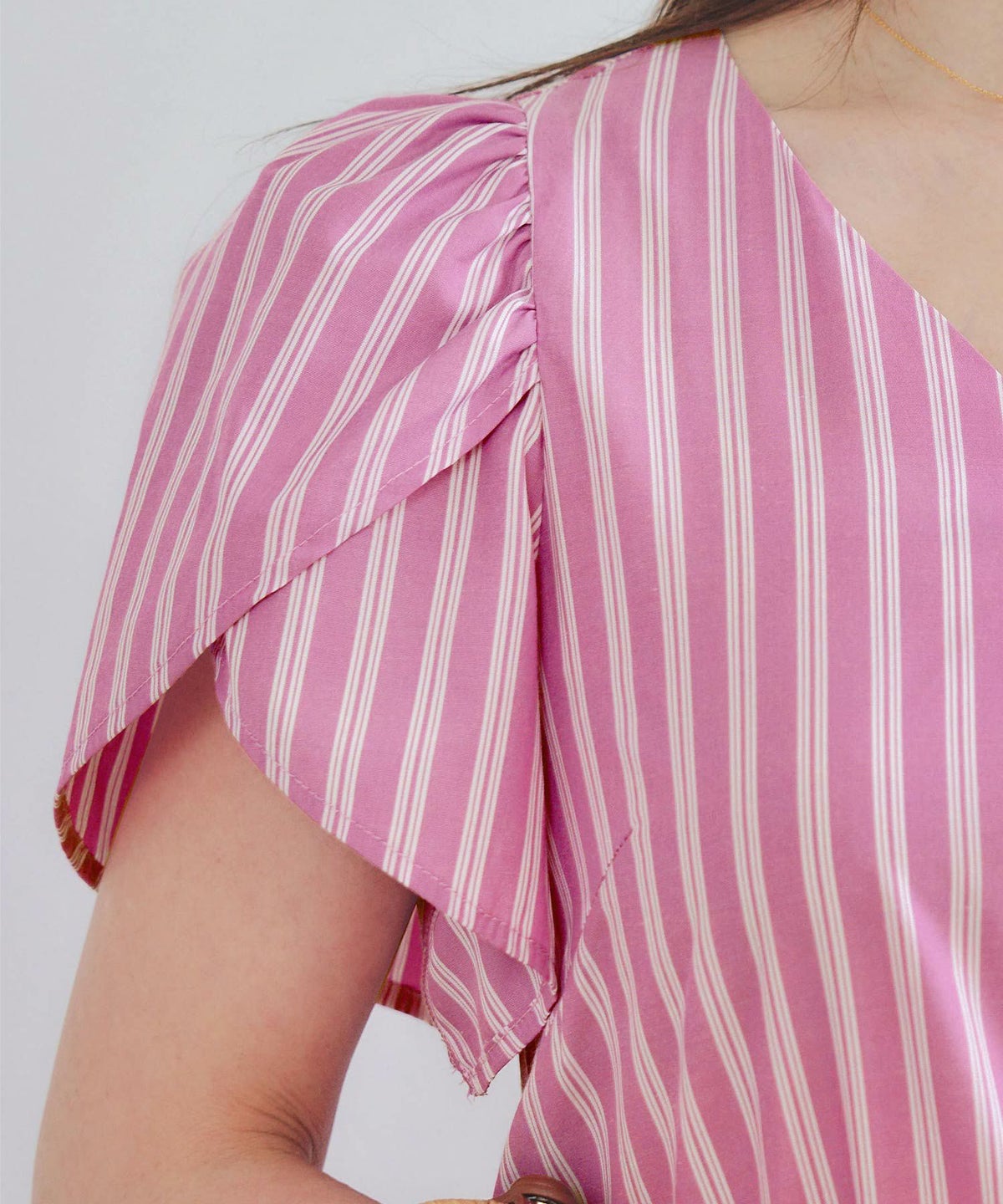 手洗い可Vネック袖山ギャザーフレアおしゃれフェミニンナチュラル上品大人可愛いきれいめ体型カバー夏ジョイントスペース