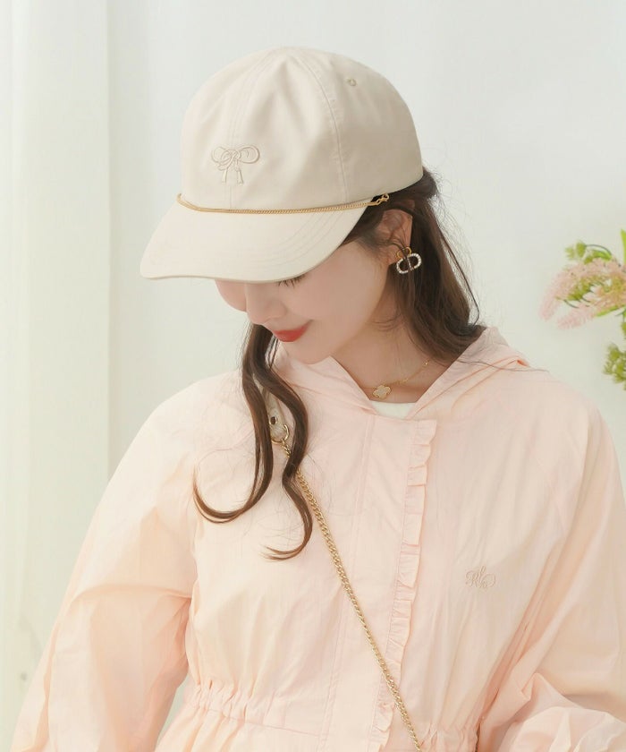 レディース/帽子/小物/キャップ/つば/調整/刺繍/リボン/ロゴ/チェーン/手洗い/洗濯/カジュアル/エレガント/フェミニン/上品/大人/アイボリー/ネイビー