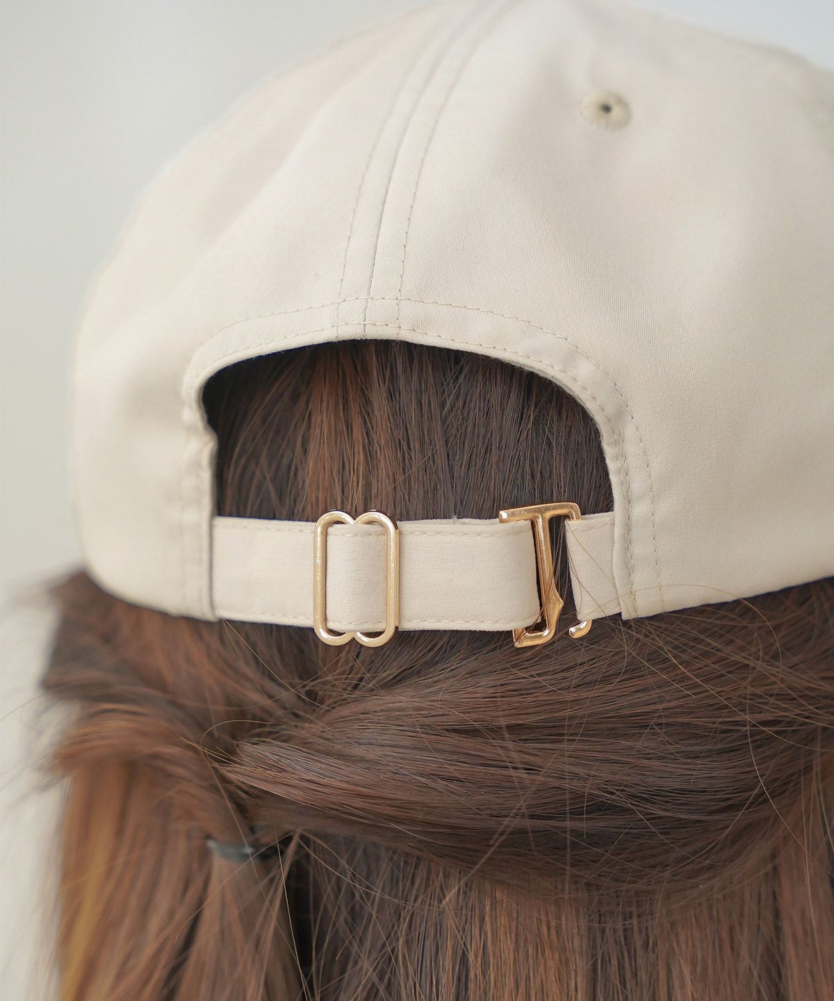 レディース/帽子/小物/キャップ/つば/調整/刺繍/リボン/ロゴ/チェーン/手洗い/洗濯/カジュアル/エレガント/フェミニン/上品/大人/アイボリー/ネイビー