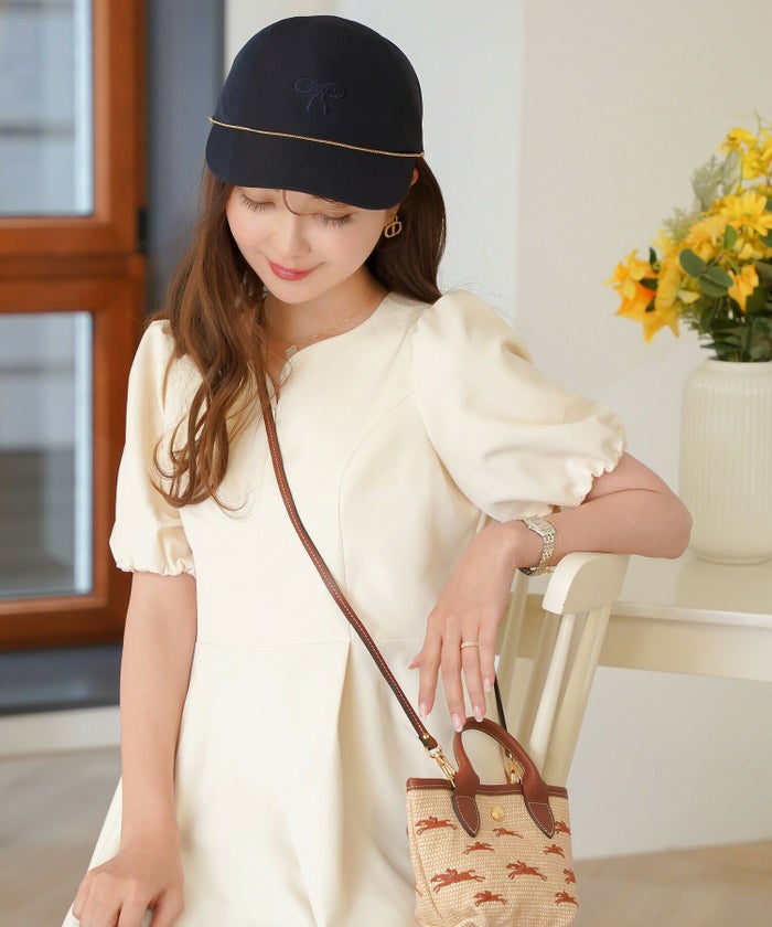 レディース/帽子/小物/キャップ/つば/調整/刺繍/リボン/ロゴ/チェーン/手洗い/洗濯/カジュアル/エレガント/フェミニン/上品/大人/アイボリー/ネイビー