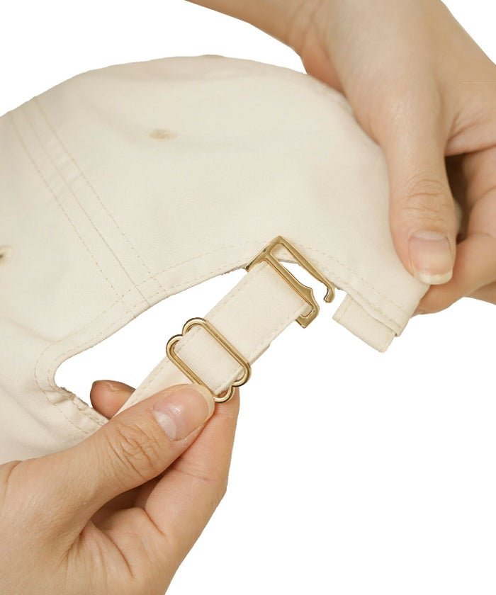 レディース/帽子/小物/キャップ/つば/調整/刺繍/リボン/ロゴ/チェーン/手洗い/洗濯/カジュアル/エレガント/フェミニン/上品/大人/アイボリー/ネイビー