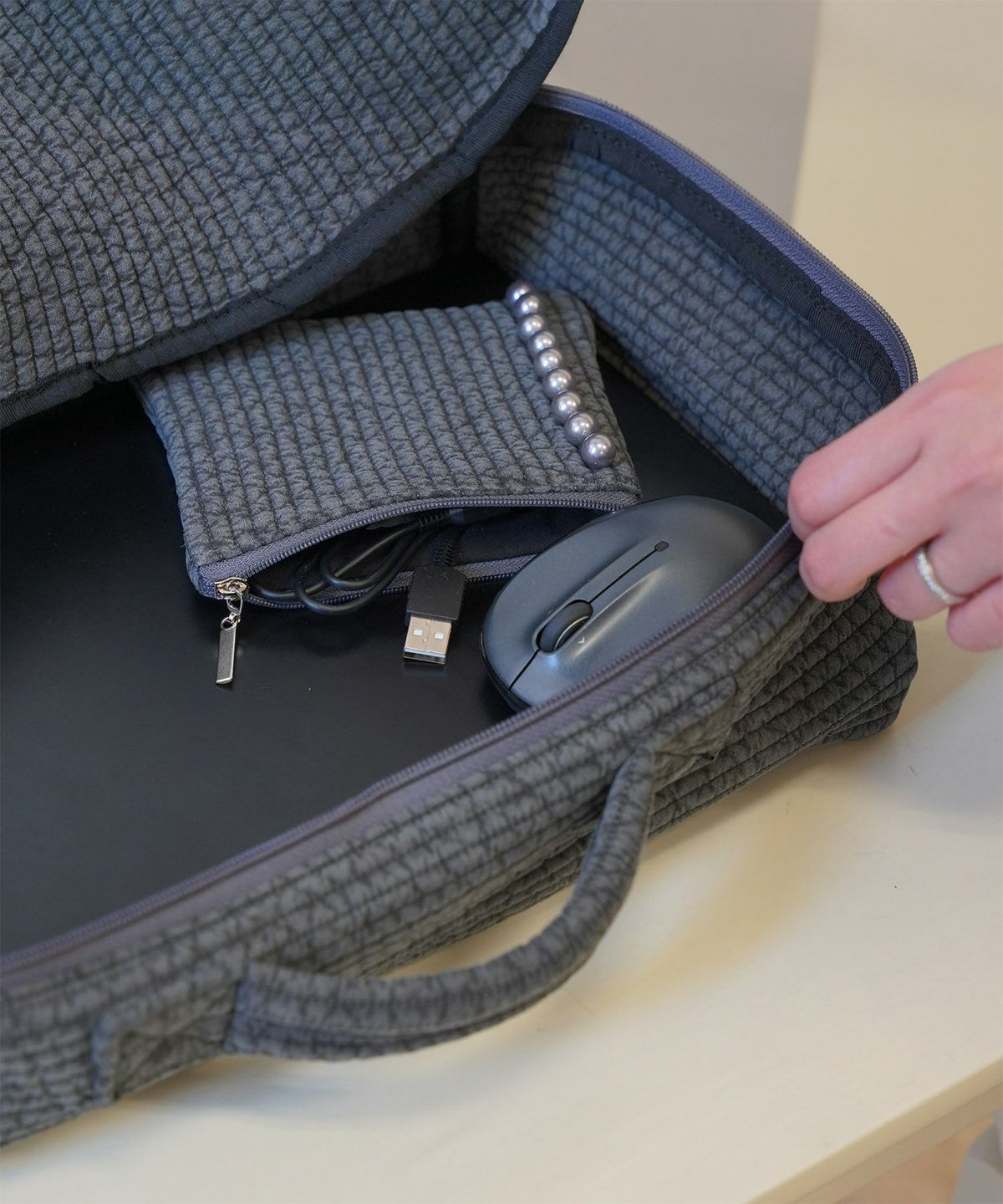 ポーチ パール ヌビ 韓国 アイボリー グレー チャコール ブラック パールトリム フラット ミニ