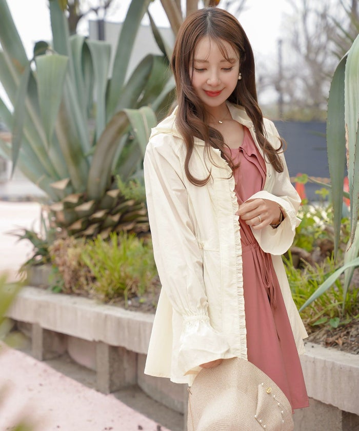 レディース/パーカー/羽織/ラッシュガード/UV/日除け/日焼け/プール/海/夏/UVカット/シャカシャカ/刺繍/フレア/ベルスリーブ/長袖/ペプラム/ミディアム/フリル/畳める/丸める/コンパクト/収納/アイボリー/ピンク/ブラック/95%/エレガント/フェミニン/上品/カジュアル/旅行/