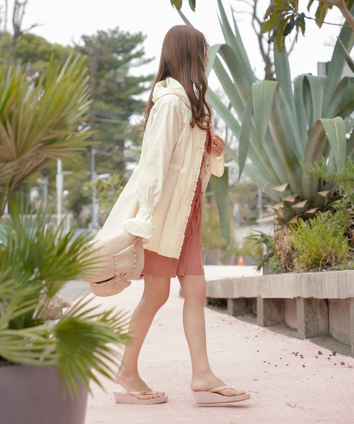 レディース/パーカー/羽織/ラッシュガード/UV/日除け/日焼け/プール/海/夏/UVカット/シャカシャカ/刺繍/フレア/ベルスリーブ/長袖/ペプラム/ミディアム/フリル/畳める/丸める/コンパクト/収納/アイボリー/ピンク/ブラック/95%/エレガント/フェミニン/上品/カジュアル/旅行/