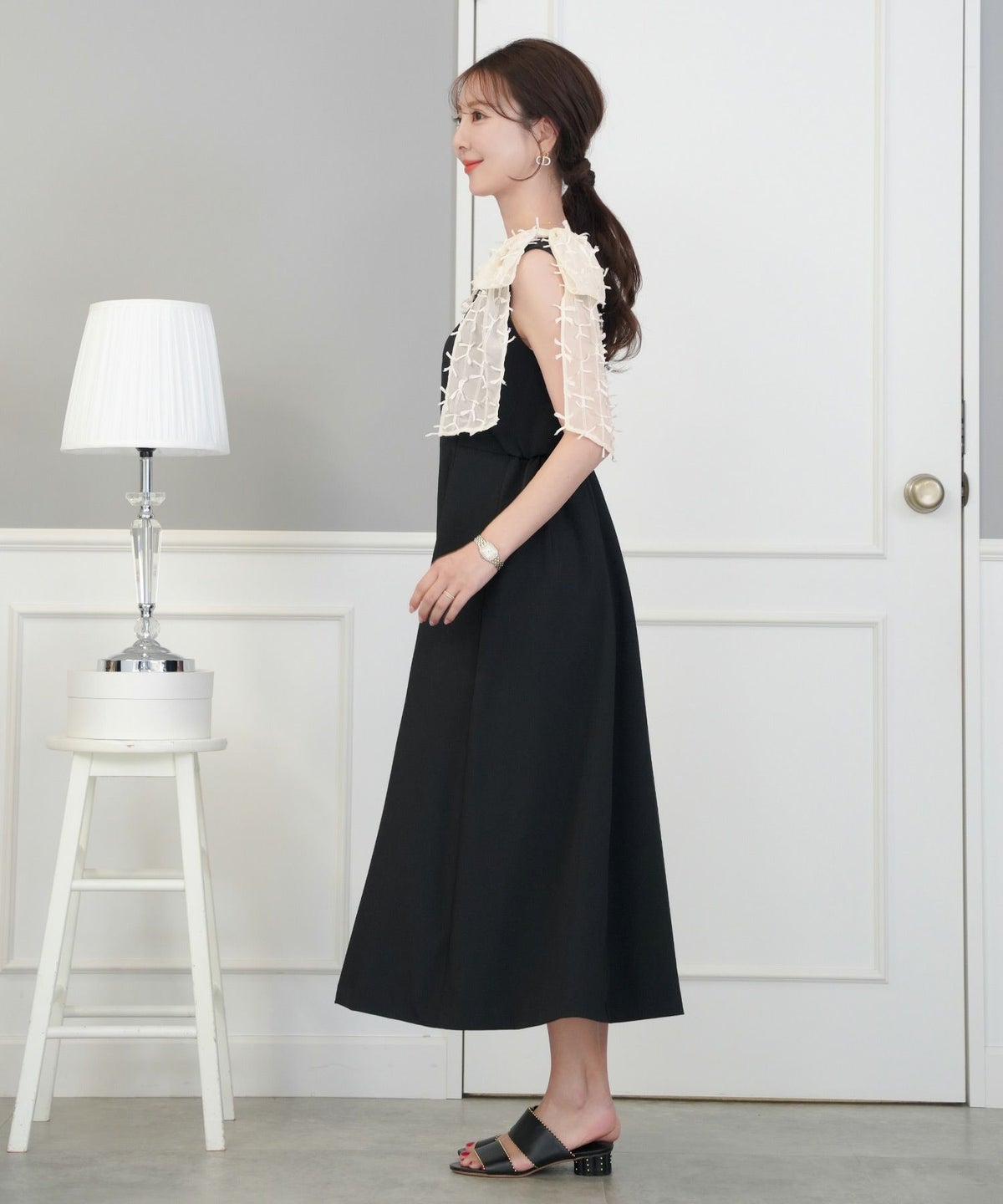 レディース/ワンピース/ノースリーブ/肩リボン/リボン柄/フロントファスナー/前あき/フレア/二の腕/ビックリボン/表面変化/Vネック/上品/エレガント/フェミニン/可愛い/アイボリー/グレージュ/ピンク/ブラック/配色/バイカラー/異素材