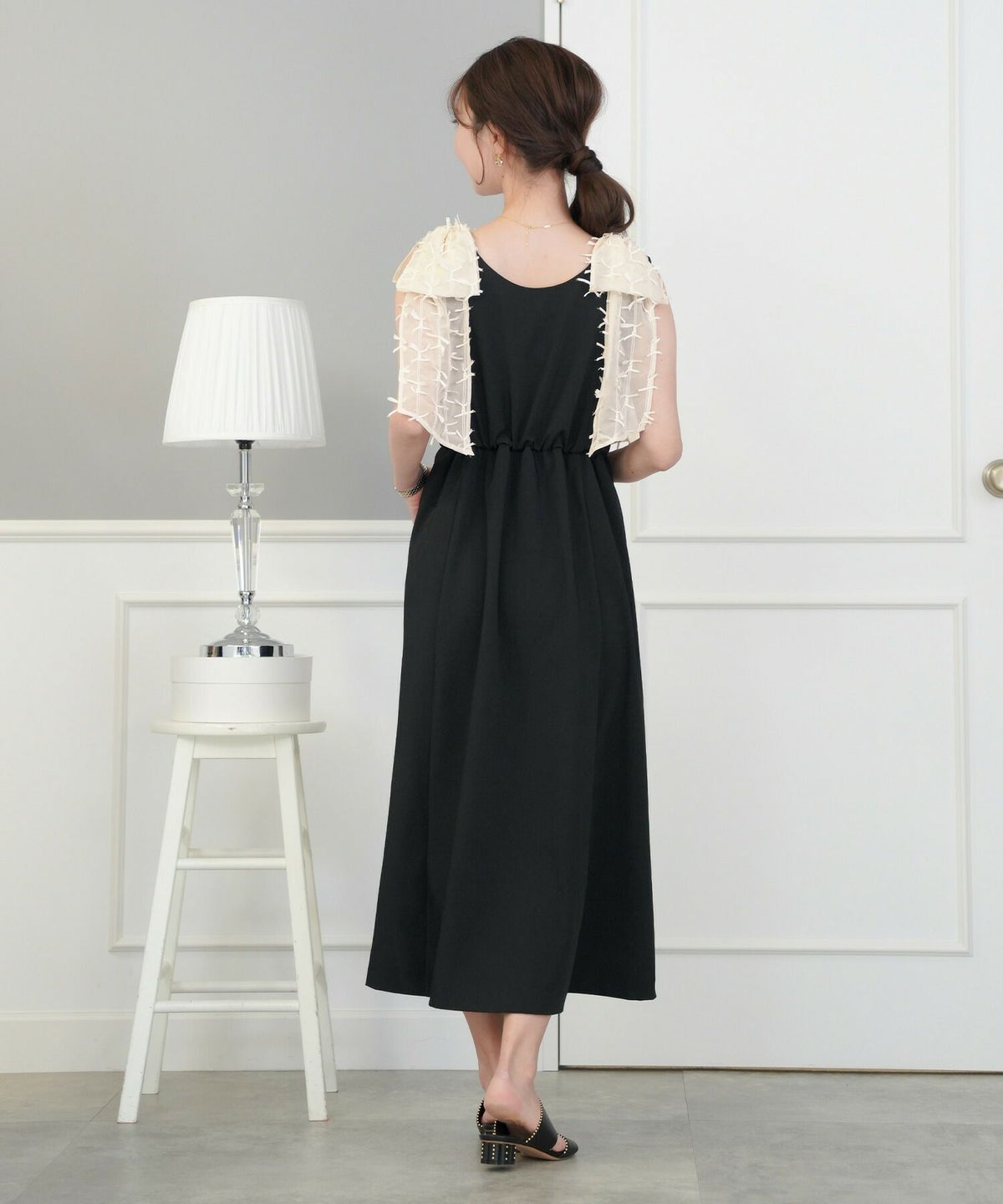 レディース/ワンピース/ノースリーブ/肩リボン/リボン柄/フロントファスナー/前あき/フレア/二の腕/ビックリボン/表面変化/Vネック/上品/エレガント/フェミニン/可愛い/アイボリー/グレージュ/ピンク/ブラック/配色/バイカラー/異素材