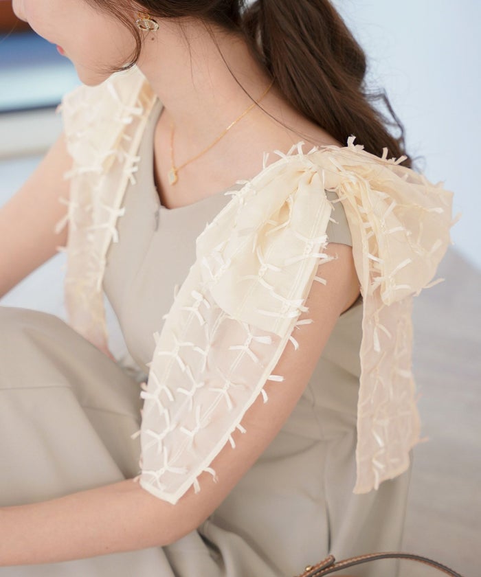 レディース/ワンピース/ノースリーブ/肩リボン/リボン柄/フロントファスナー/前あき/フレア/二の腕/ビックリボン/表面変化/Vネック/上品/エレガント/フェミニン/可愛い/アイボリー/グレージュ/ピンク/ブラック/配色/バイカラー/異素材