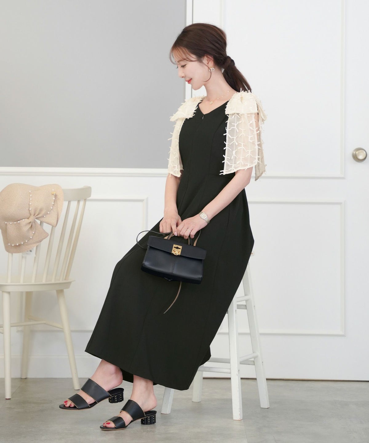 レディース/ワンピース/ノースリーブ/肩リボン/リボン柄/フロントファスナー/前あき/フレア/二の腕/ビックリボン/表面変化/Vネック/上品/エレガント/フェミニン/可愛い/アイボリー/グレージュ/ピンク/ブラック/配色/バイカラー/異素材