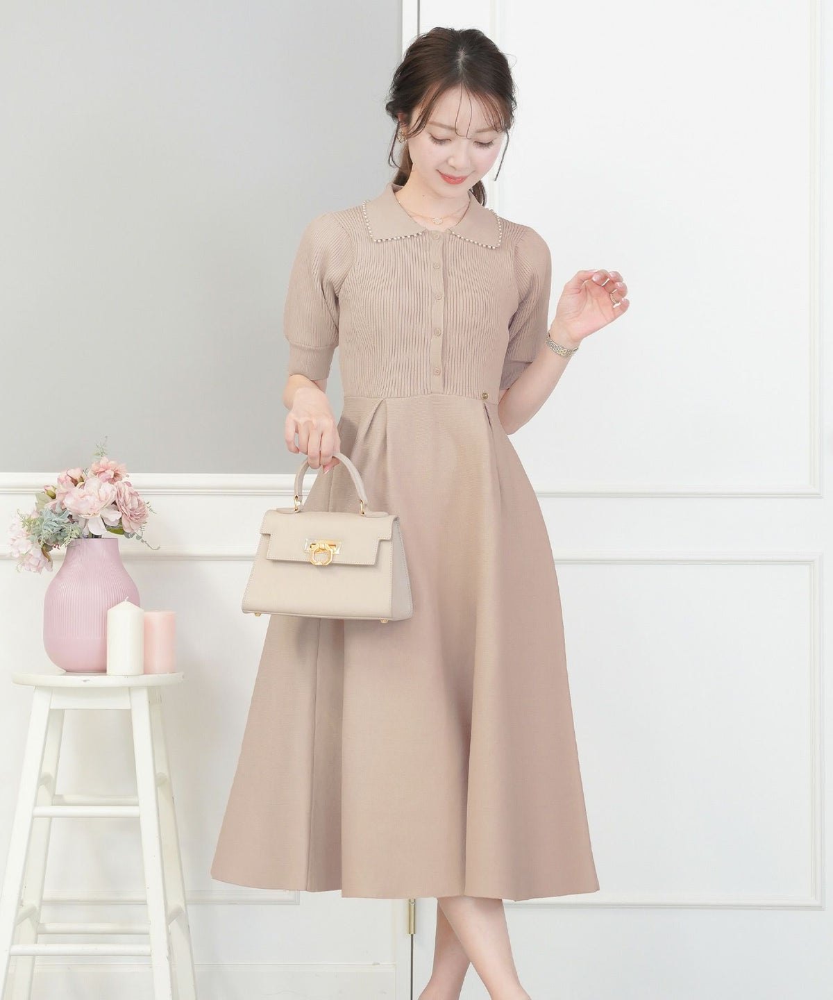 レディース/ワンピース/ニットワンピース/ニット/襟/パール/パールトリム/リブ編み/ロング/ミモレ/フレアシルエット/タック/前あき/ブルーグレー/ラベンダー/ピンクベージュ/ネイビー/上品/エレガント/フェミニン/大人/ヒット/リニューアル/半袖/新色/ブラウン