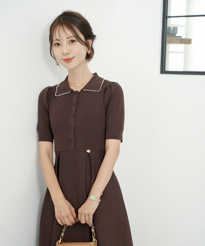 レディース/ワンピース/ニットワンピース/ニット/襟/パール/パールトリム/リブ編み/ロング/ミモレ/フレアシルエット/タック/前あき/ブルーグレー/ラベンダー/ピンクベージュ/ネイビー/上品/エレガント/フェミニン/大人/ヒット/リニューアル/半袖/新色/ブラウン