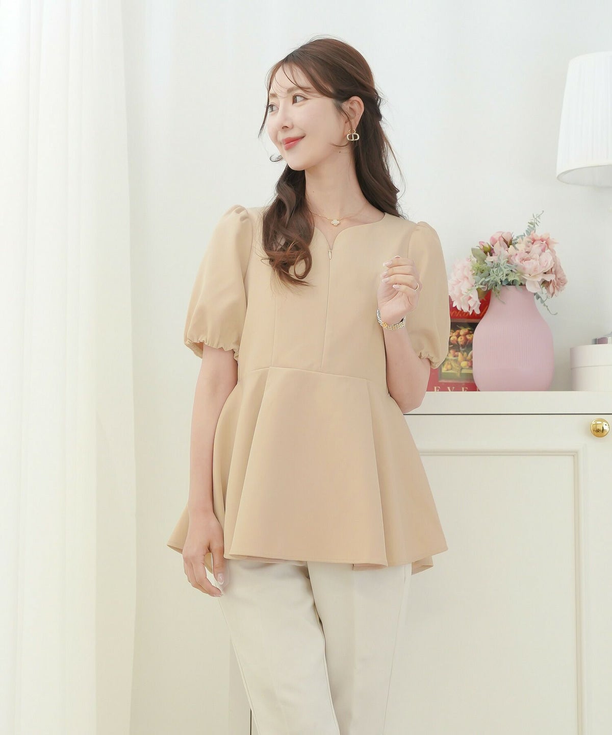 レディース/トップス/ブラウス/フロントファスナー/ハートネック/半袖/袖ゴム/ペプラムシルエット/パネルライン/体型カバー/袖口ゴム/授乳/ママ/フレアシルエット/イエロー/バターイエロー/ピンクベージュ/ブラック/上品/エレガント/フェミニン/シンプル/